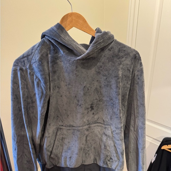 Aritzia TNA sweatshirt. Charcoal grey. Barely worn. Great condition - Picture 2 of 5